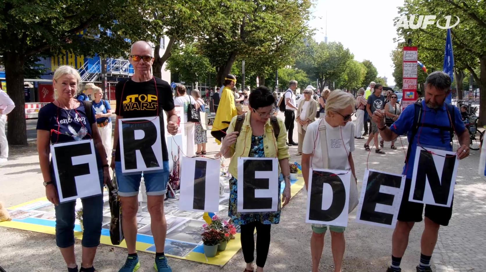⁣Menschenkette für den Frieden – Diese Berliner wollen verbinden statt spalten