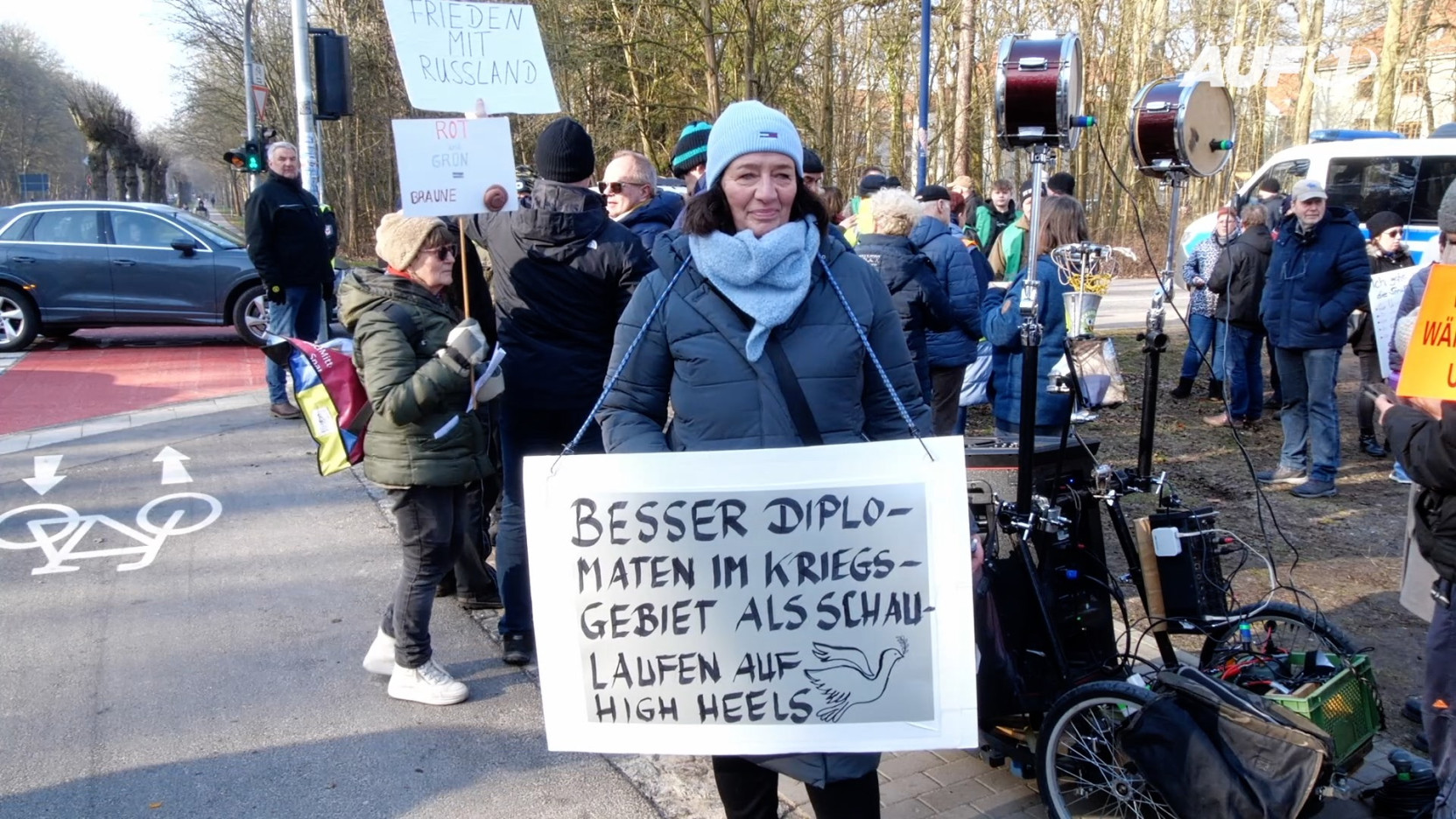 ⁣Neuruppin: Friedlicher Bürger-Protest gegen Baerbock-Besuch
