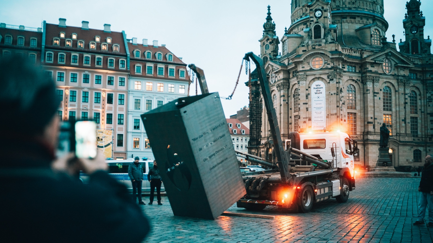 ⁣Skandal in Dresden: Erneut Mahnmal für Bomben-Opfer geschändet